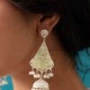 Likha Silver Dual Tone Intricate Jhumkis With Chandelier & Pearl -Gemischtwarenladen Für Damenmode 0b3c685LIKAA00001620