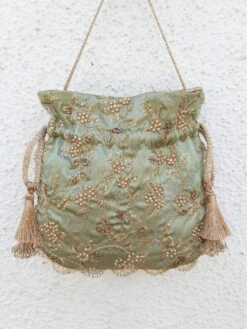 AMYRA Sage Pearl Embroidered Potli Bag -Gemischtwarenladen Für Damenmode 20b9ec3NYKFF NYFAMYR000028 2