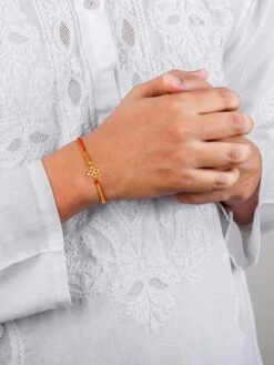 GIVA Sterling Silver Golden Floral Rakhi -Gemischtwarenladen Für Damenmode 48335ecRK0144 2