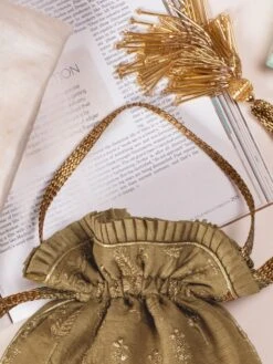 AMYRA Arbre Silk Embroidered Potli Bag Dull Gold -Gemischtwarenladen Für Damenmode 633124eNYKF AMYRA00000111 2