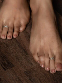Shaya By CaratLane Mahileyaru Toe Rings In Dual Plated 925 Silver