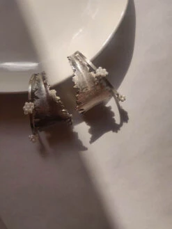 LAA CALCUTTA Off White And Green Pure Cotton Tant Saree