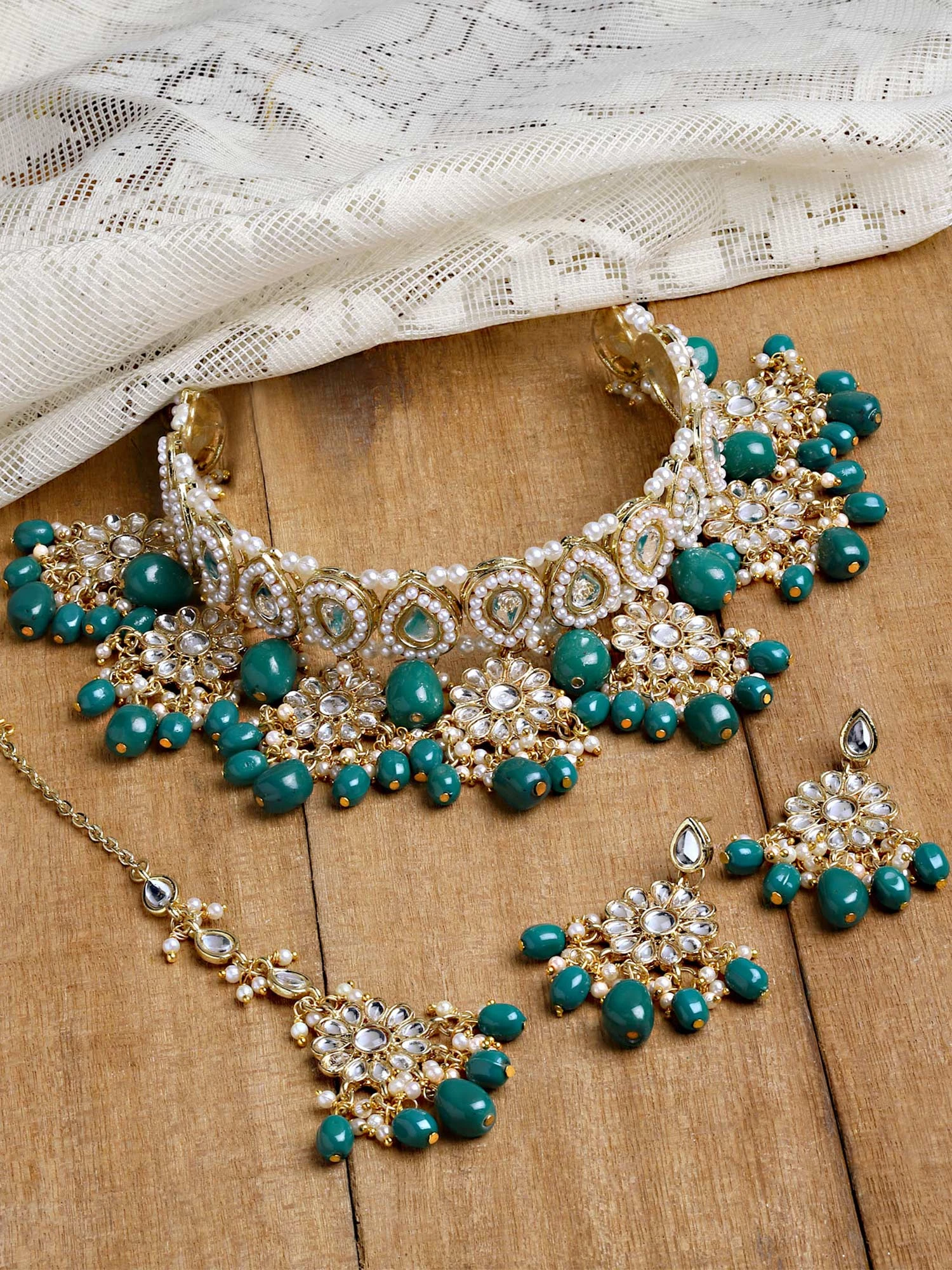 Karatcart Gold Plated Green Tumble Choker Necklace (Set Of 3) 5 Karatcart Gold Plated Green Tumble Choker Necklace (Set Of 3) – Bild 3