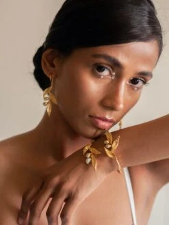 Dhwani Bansal Classic & Minimal Haya Bracelet In Gold Plated Texture Brass & Gold Dip Baroque Pearls -Gemischtwarenladen Für Damenmode d4ecc41DHWANIB 8DGB050 2