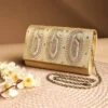 Fabindia Gold Silk Blend Hand Embroidery Clutch -Gemischtwarenladen Für Damenmode ddd068120076308 1