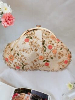 AMYRA Floral Creeper Vintage Purse Cream